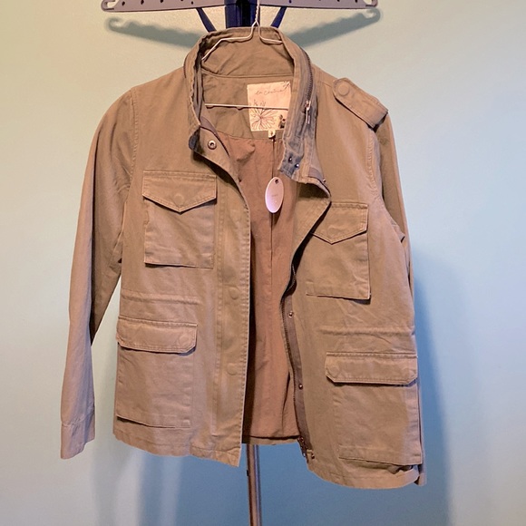 En Creme Jackets & Blazers - En Crème Women’s Medium Military Style Jacket. Olive Green color. Never worn.